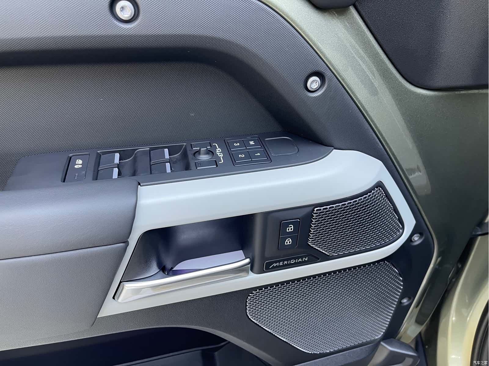 Land Rover Defender, 2023 16