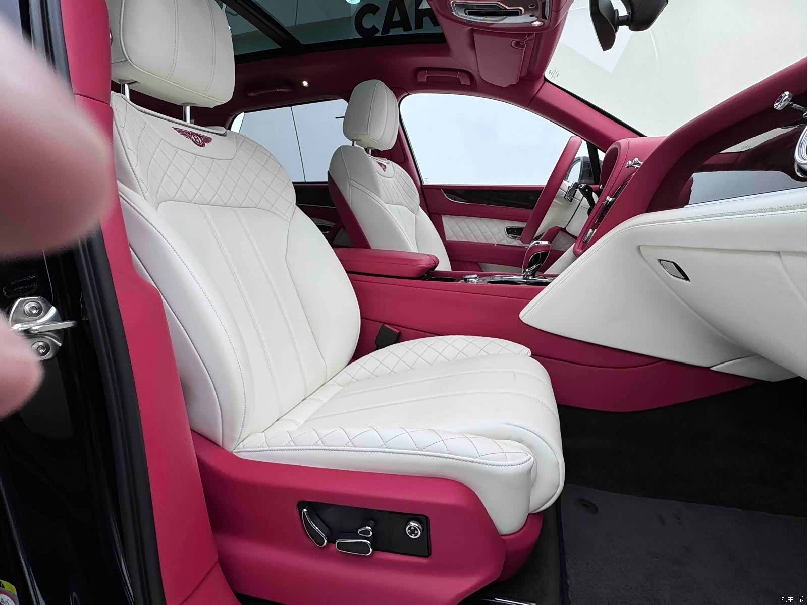 Bentley Bentayga, 2017 24