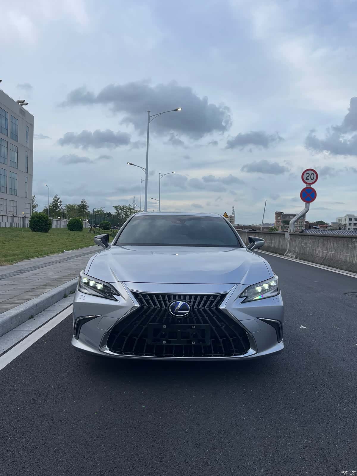 Lexus ES, 2021 3