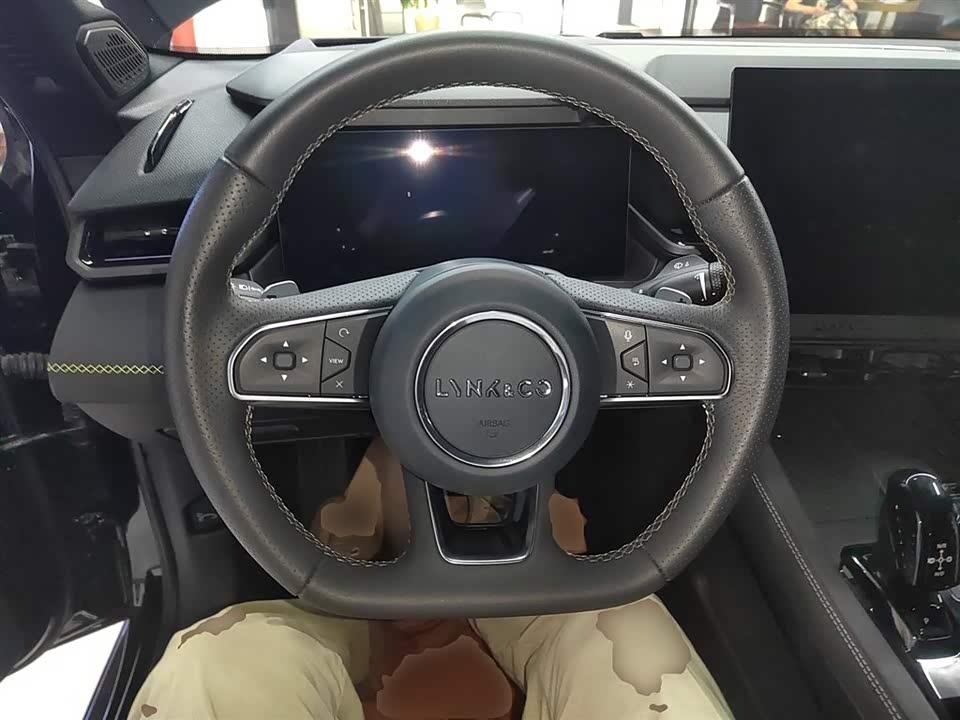Lynk & Co 03