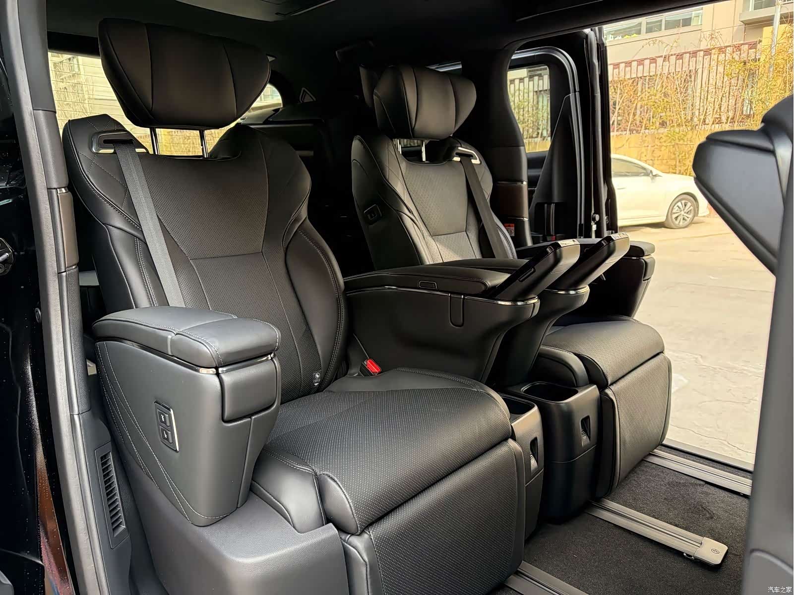 Toyota Alphard, 2025 15
