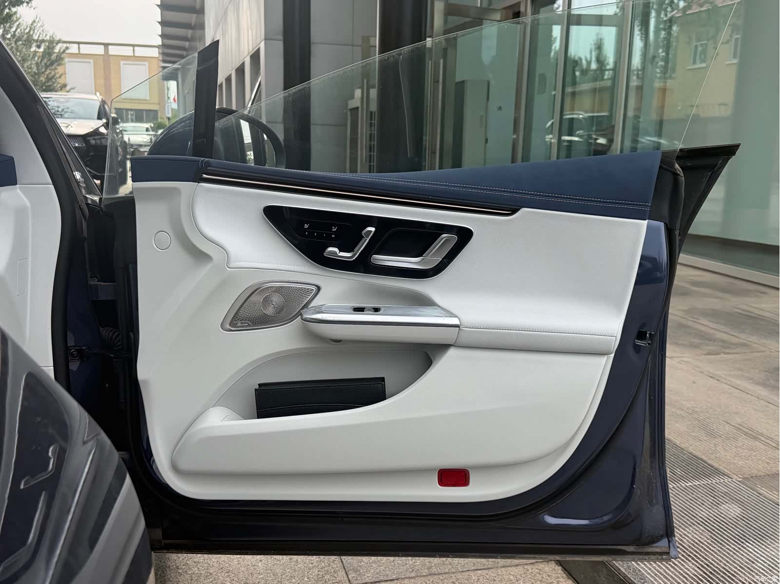 Mercedes-Benz EQE, 2025 10