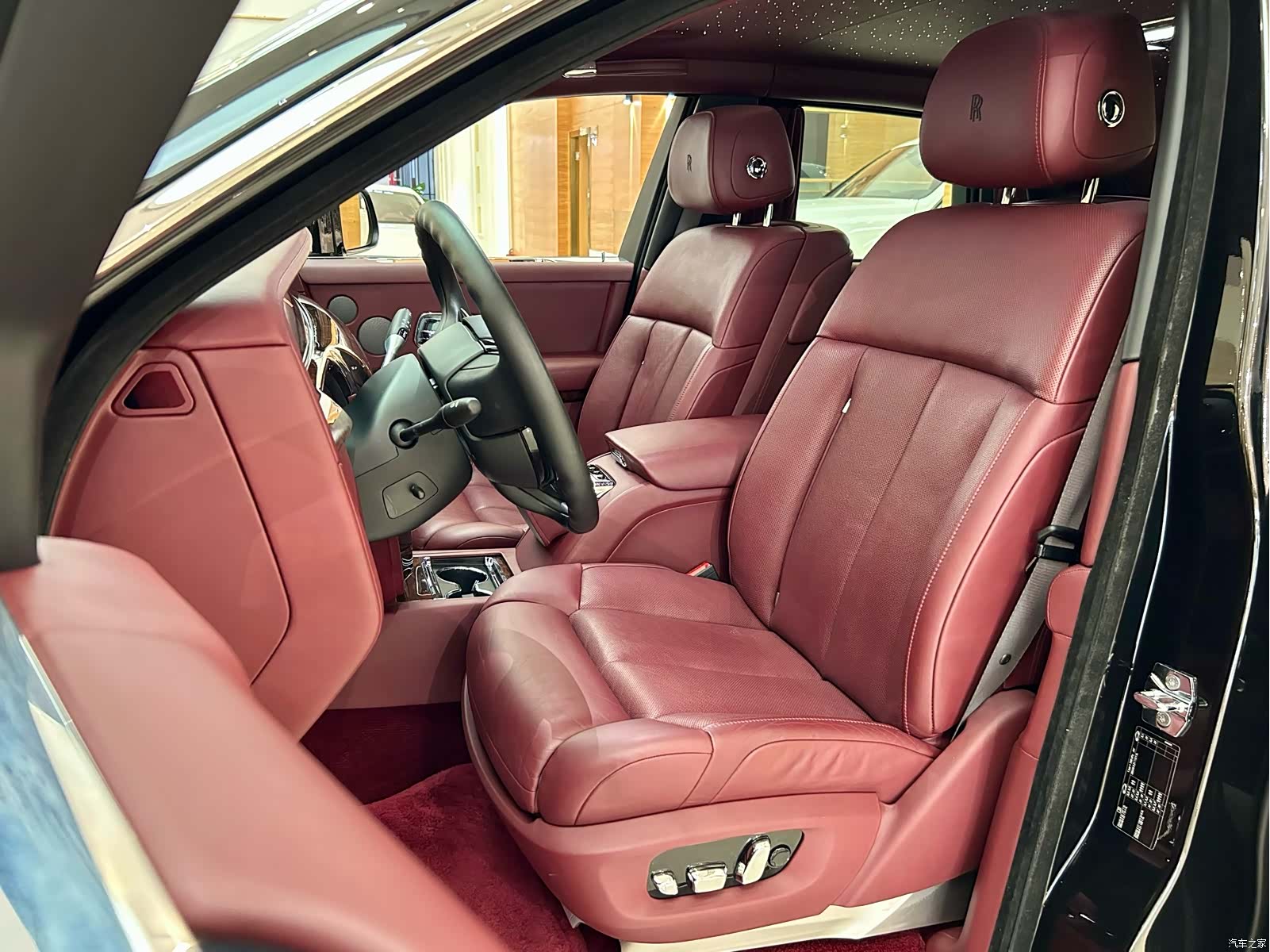 Rolls-Royce Phantom, 2019 все фото
