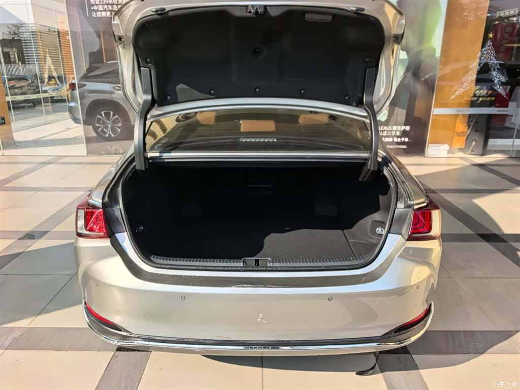 Lexus ES, 2023 все фото
