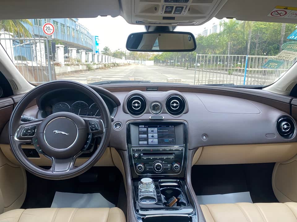 Jaguar XJ