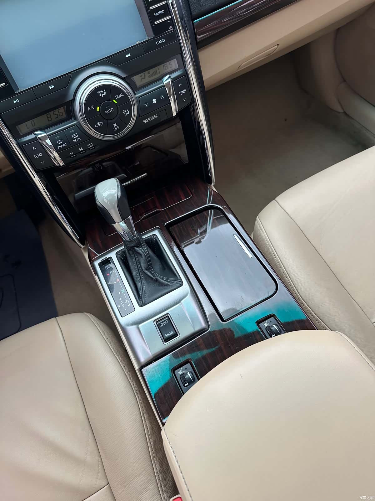Toyota 2.5V, 2012 16