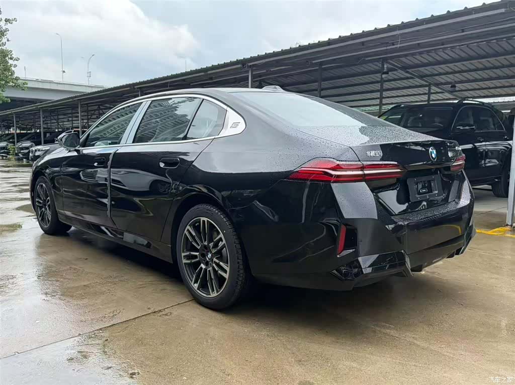 BMW 5 Series, 2026 7