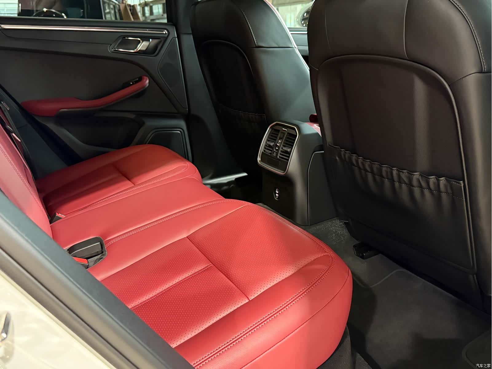 Porsche Macan, 2026 10