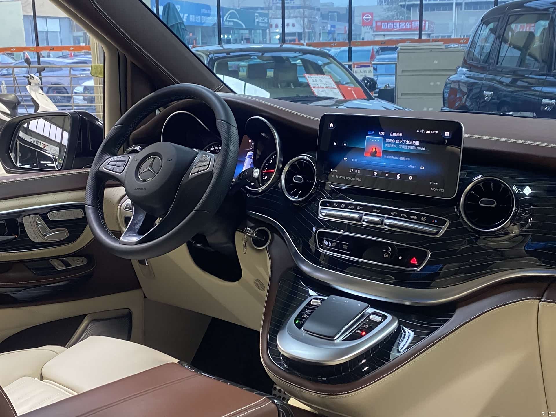 Mercedes-Benz V-Class, 2024 8