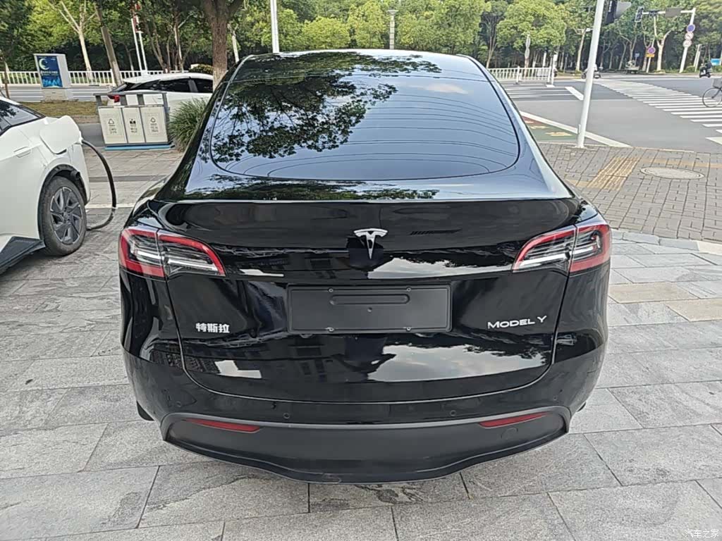 Tesla Model Y, 2024 6