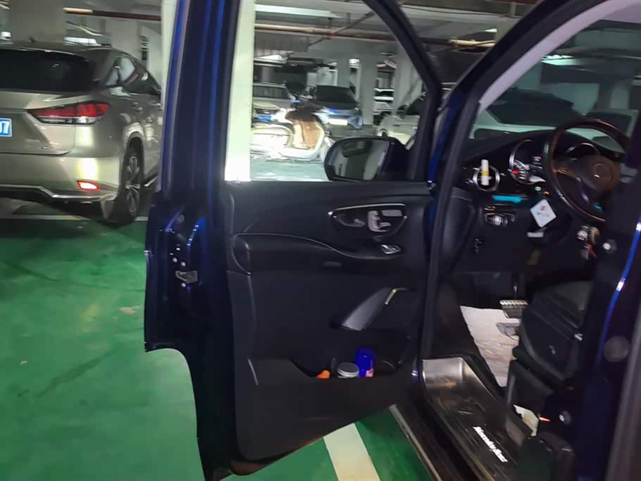 Mercedes-Benz V-class