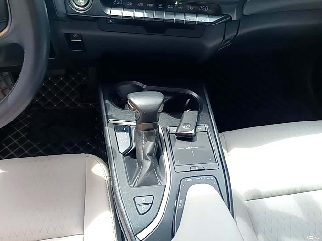 Lexus UX, 2021 14