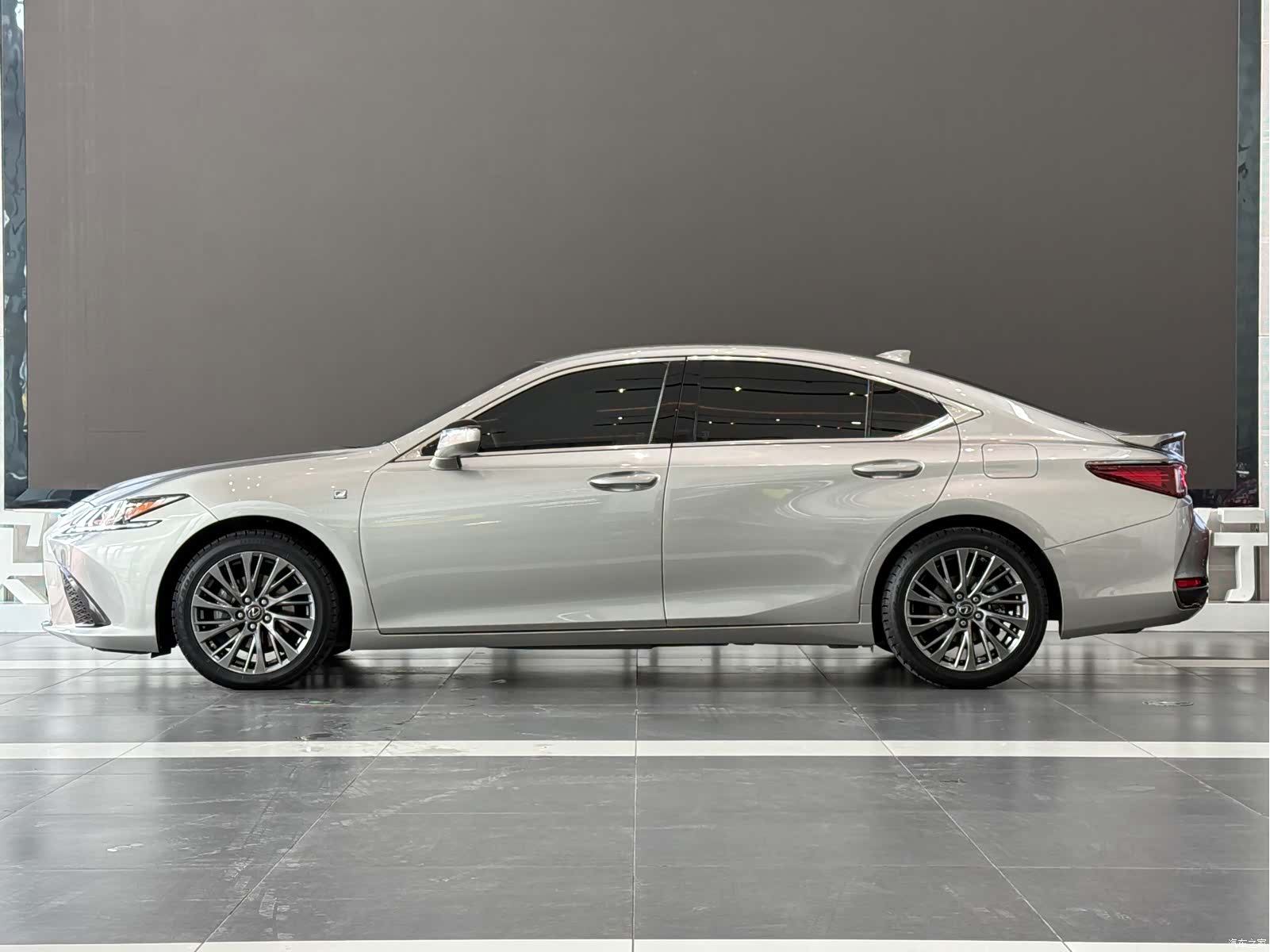 Lexus ES, 2020 4