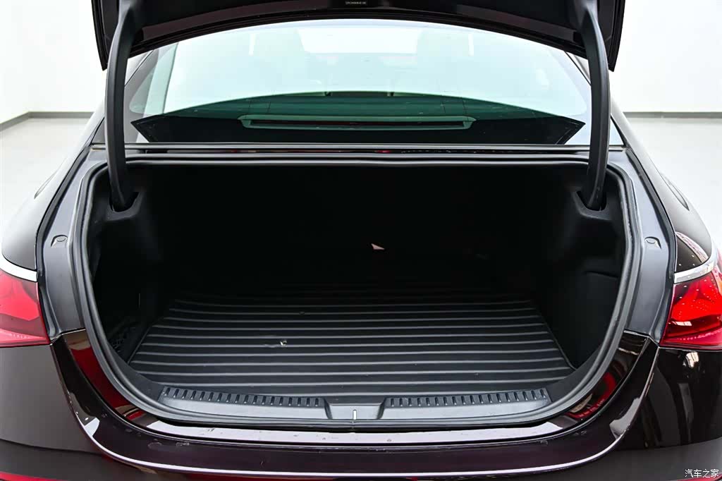 Mercedes-Benz E-Class, 2024 35