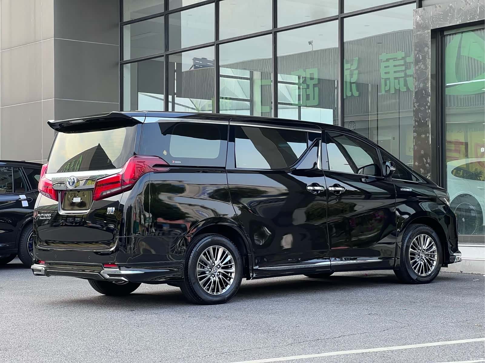 Toyota Alphard, 2022 9