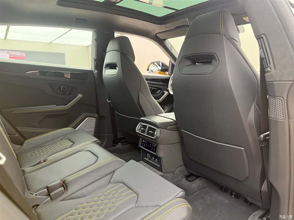 Lamborghini Urus, 2026 12