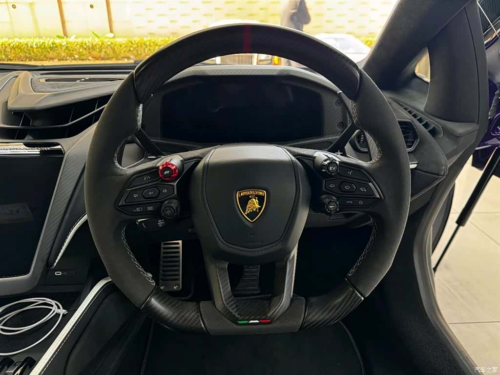 Lamborghini Revuelto, 2025 11