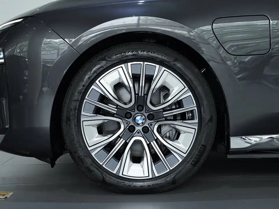 BMW i7