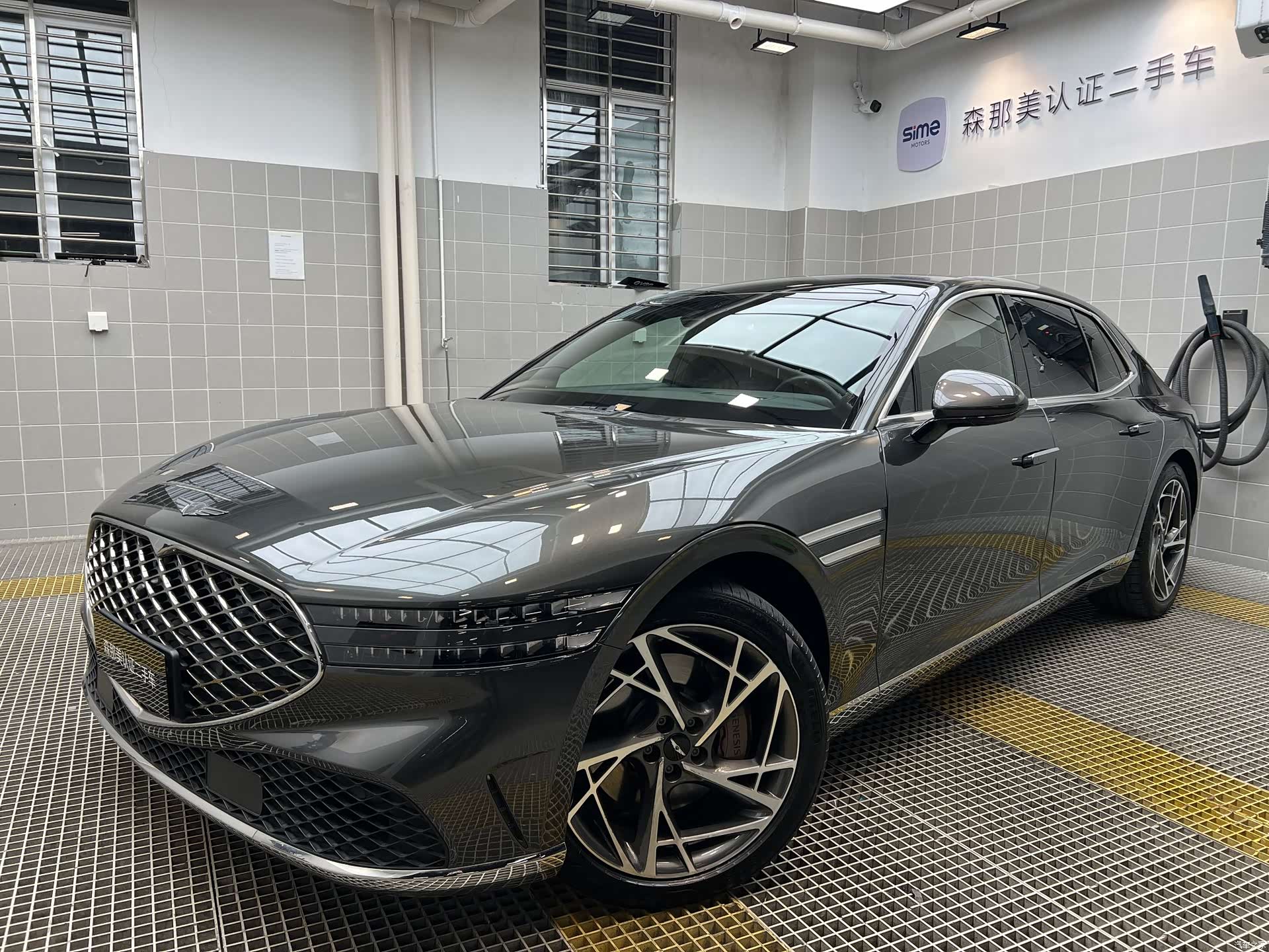 Genesis G90