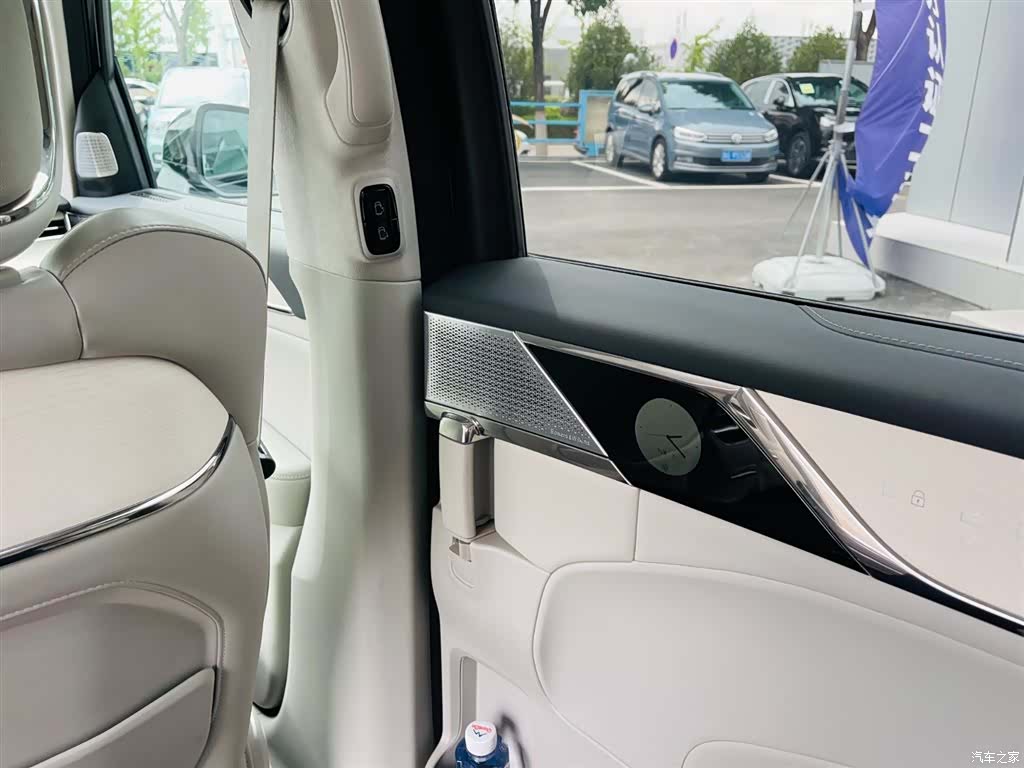 Volvo EM90, 2024 14