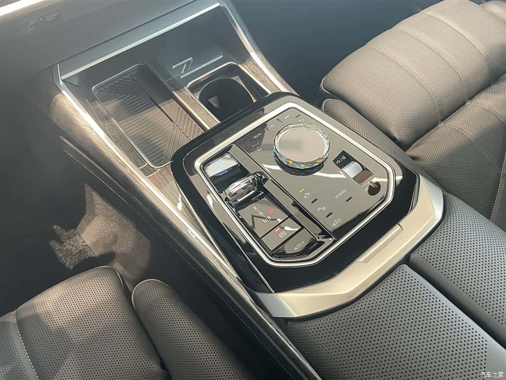 BMW i7, 2024 14