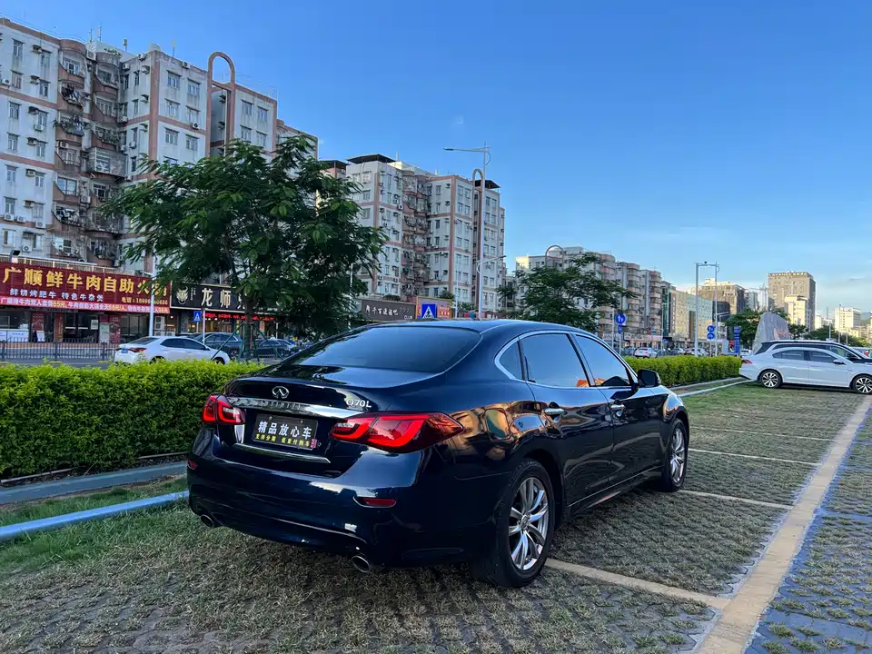 Infiniti Q70