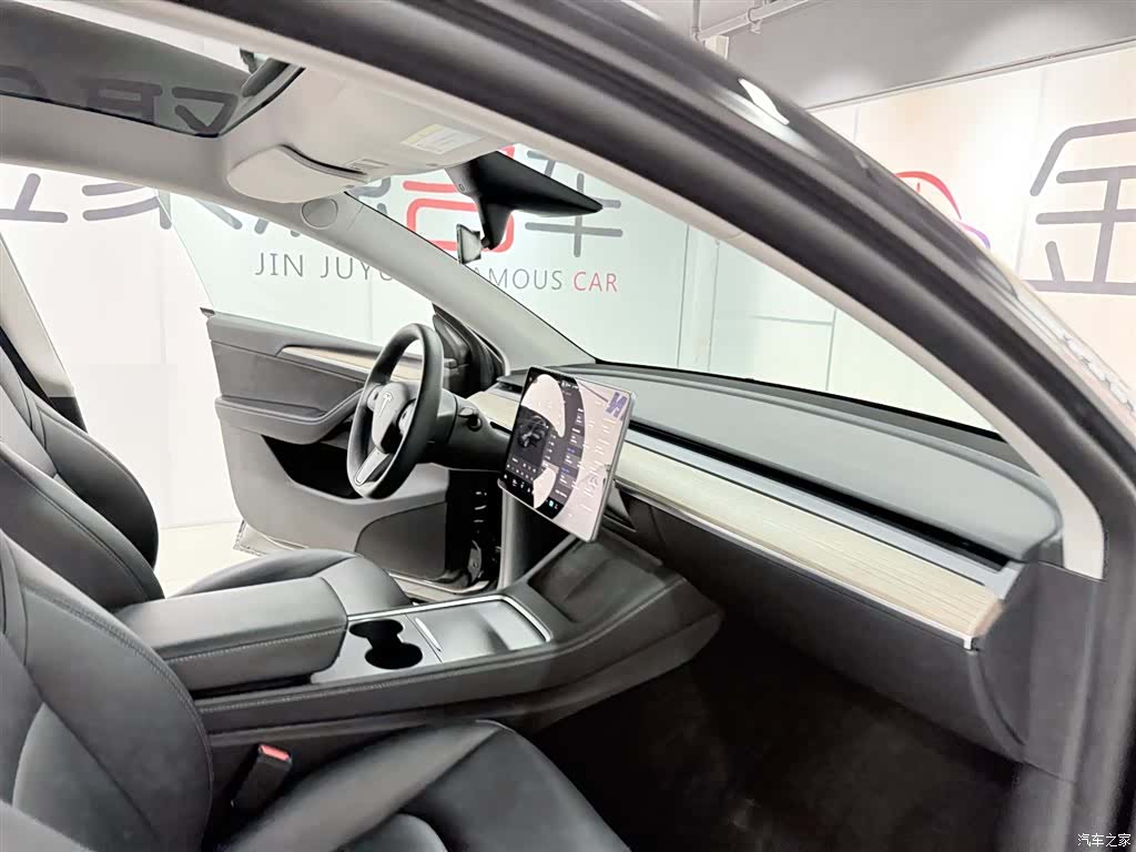 Tesla Model Y, 2023 17