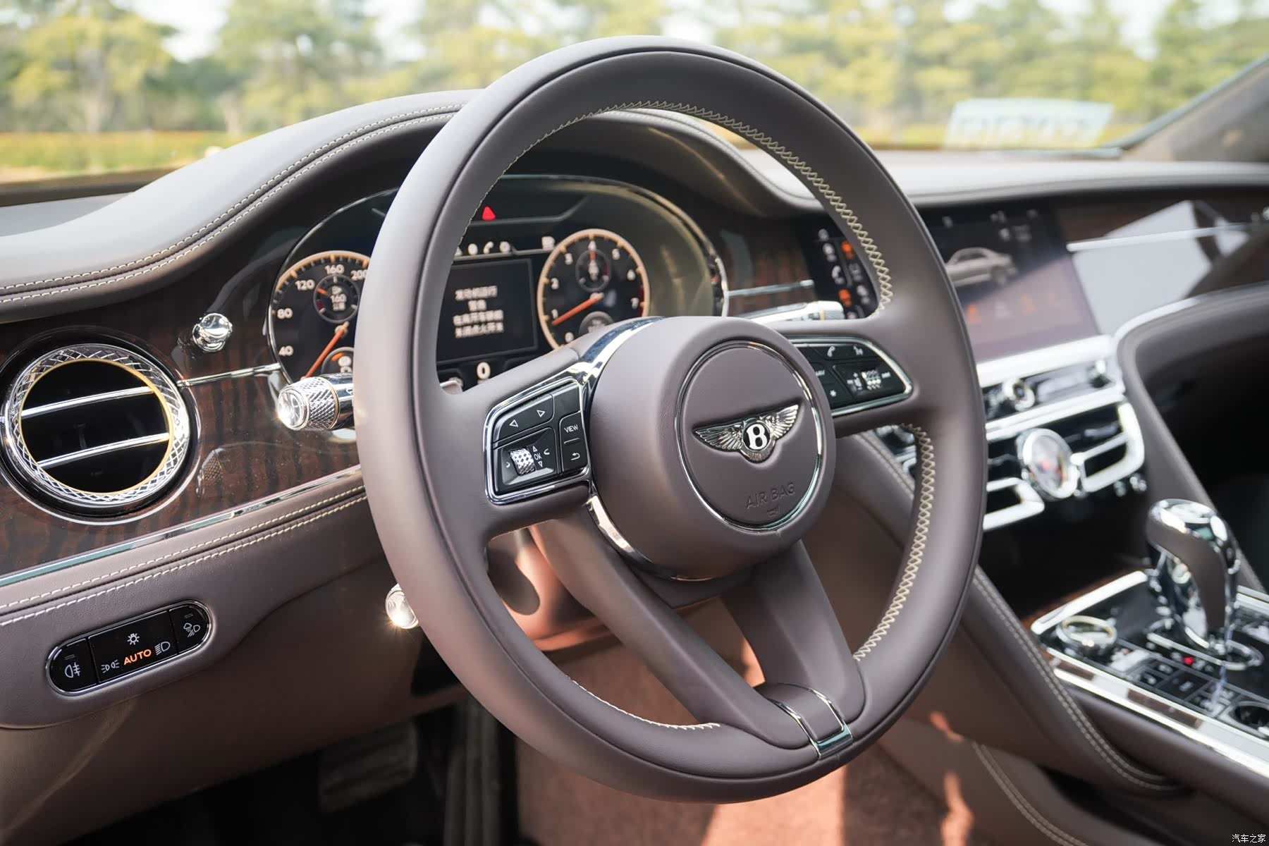 Bentley Flying Spur, 2024 8
