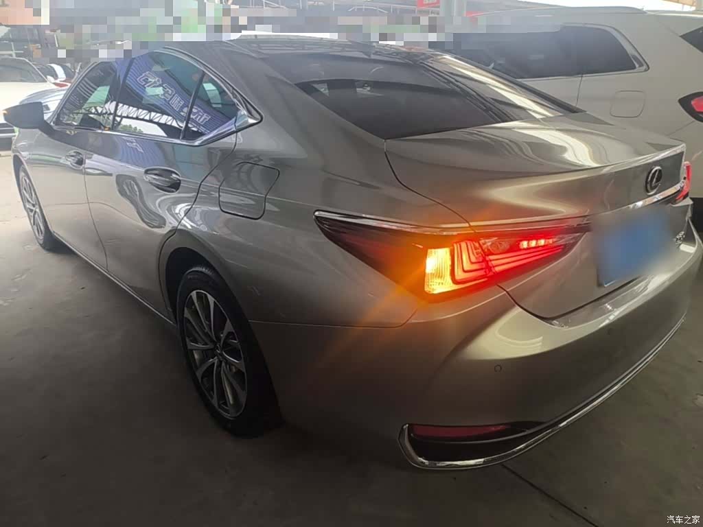 Lexus ES, 2022 все фото