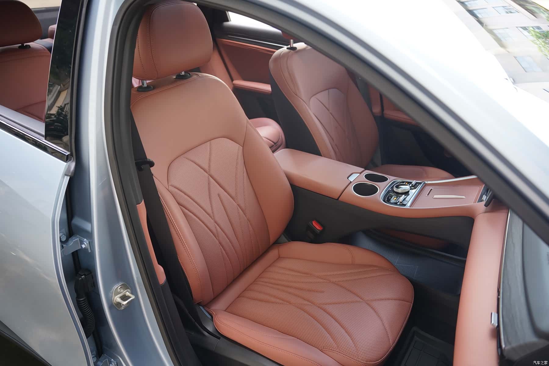Geely Galaxy L6, 2025 21