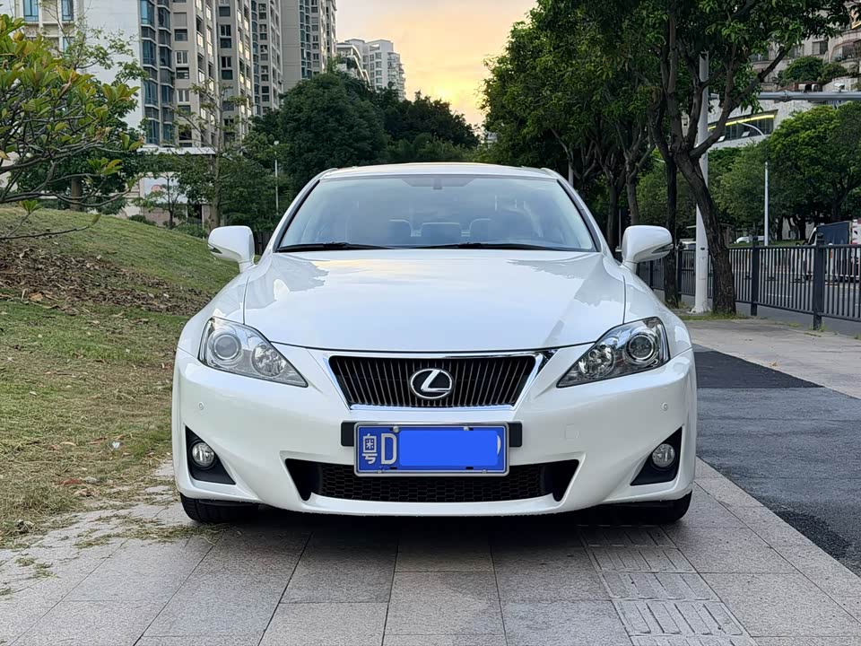Lexus IS