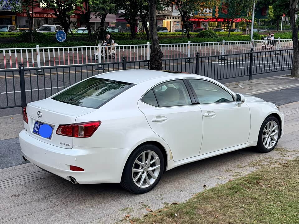 Lexus IS