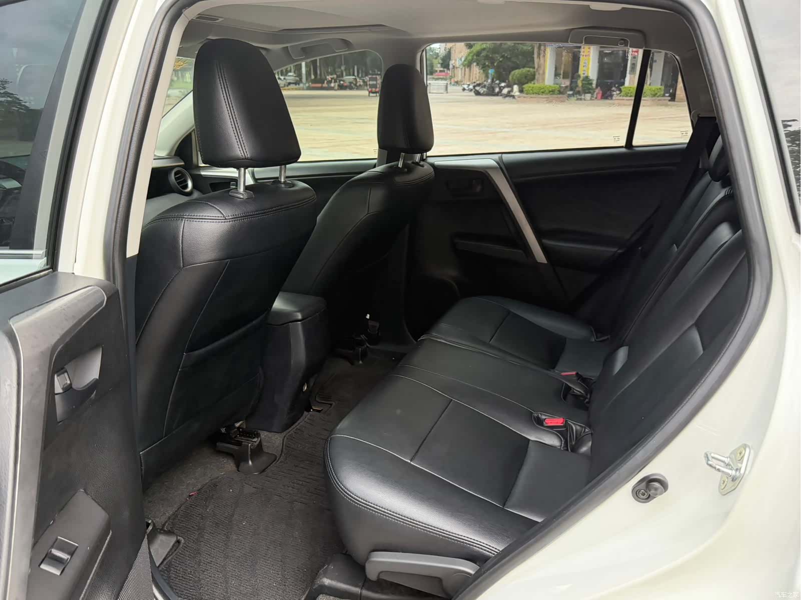 Toyota RAV4, 2017 все фото