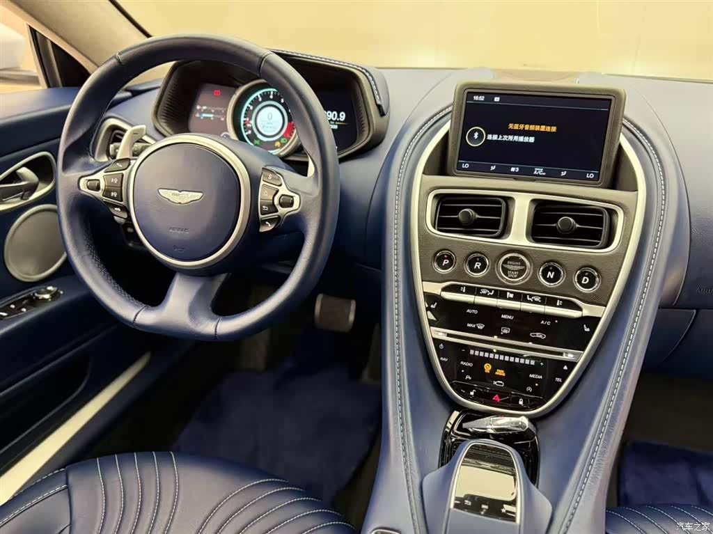 Aston Martin DB11, 2019 6