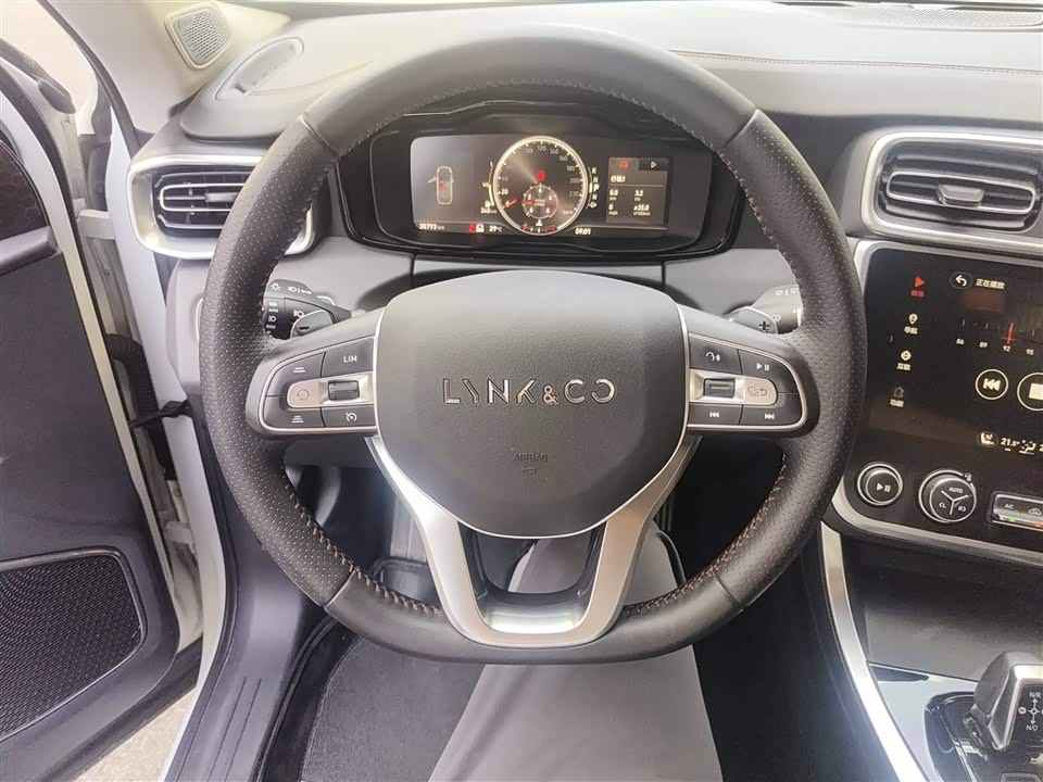 Lynk & Co 01