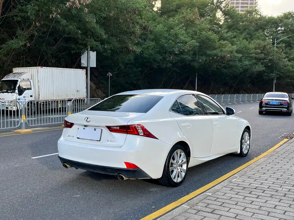 Lexus IS