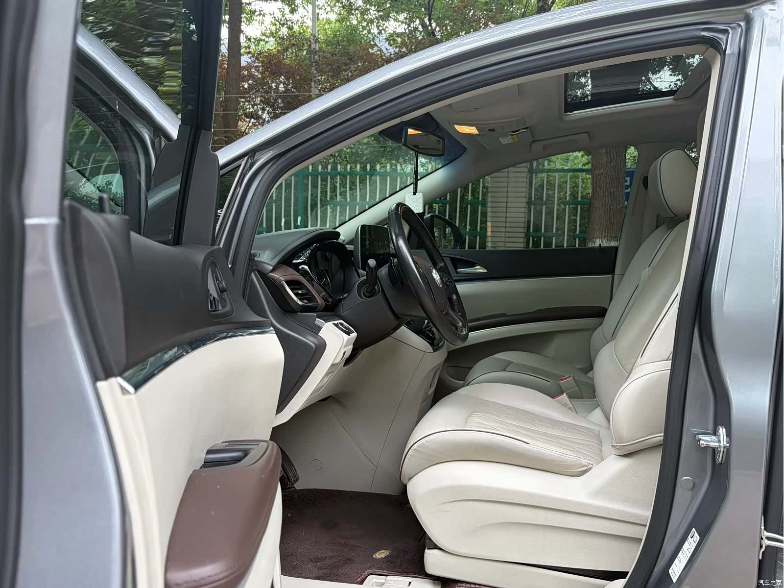 Buick GL8, 2022 4