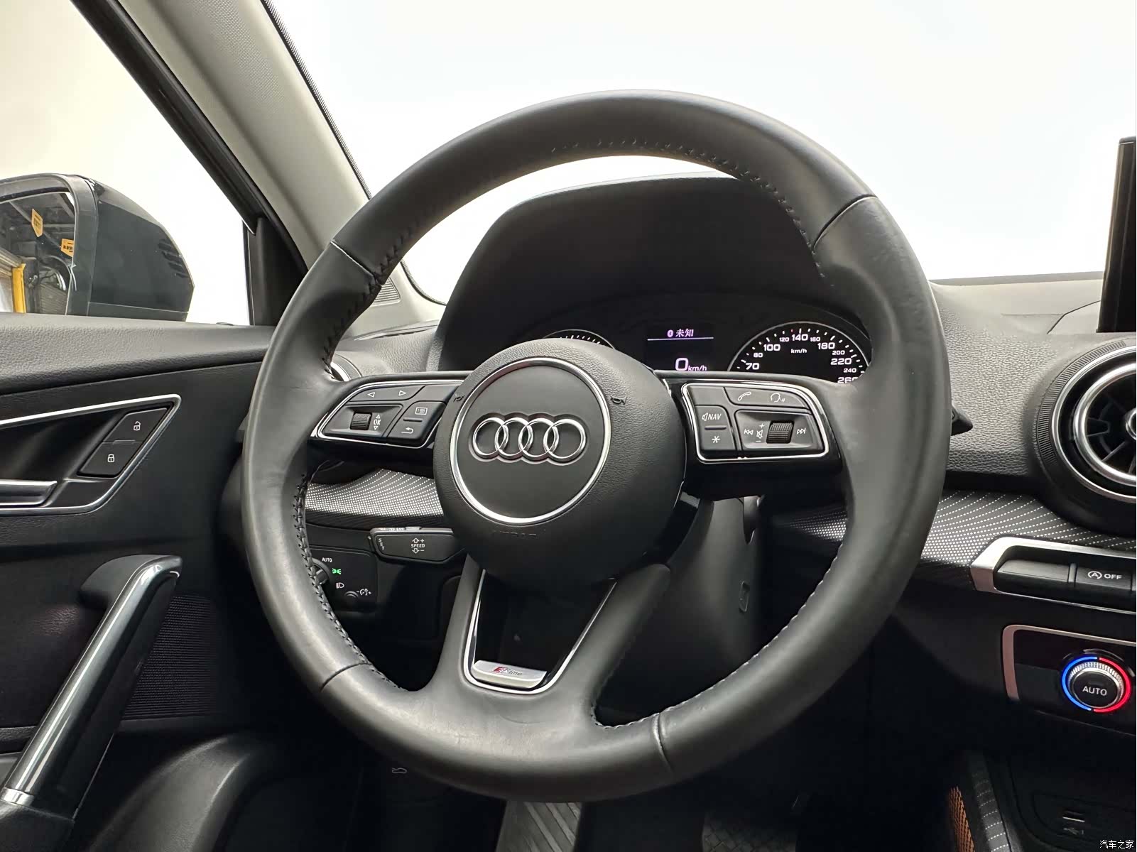 Audi Q2L, 2021 9