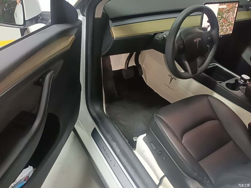 Tesla Model Y, 2023 16