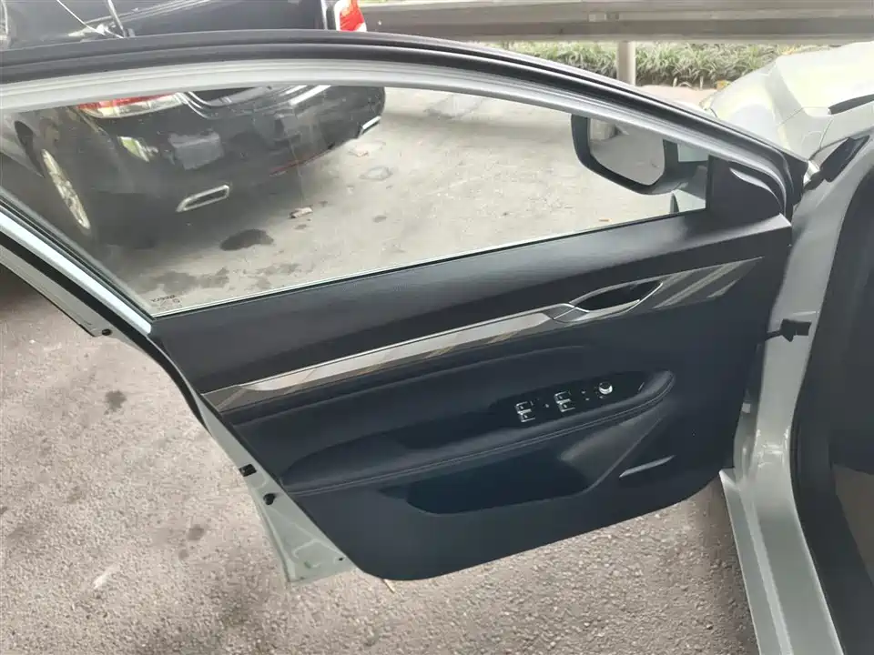 Geely Emgrand L HiP Geely Emgrand L HiP
