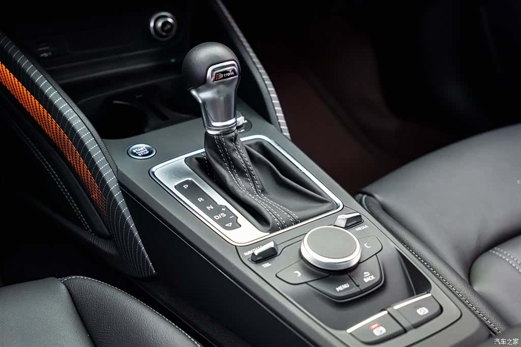 Audi Q2L, 2024 14