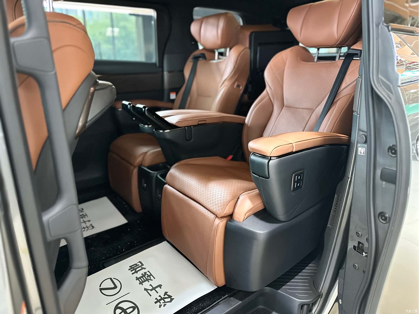 Toyota Alphard, 2023 14