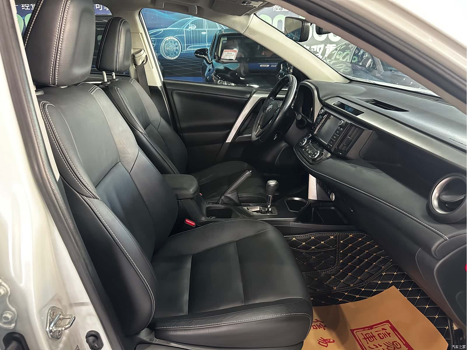 Toyota RAV4, 2017 все фото
