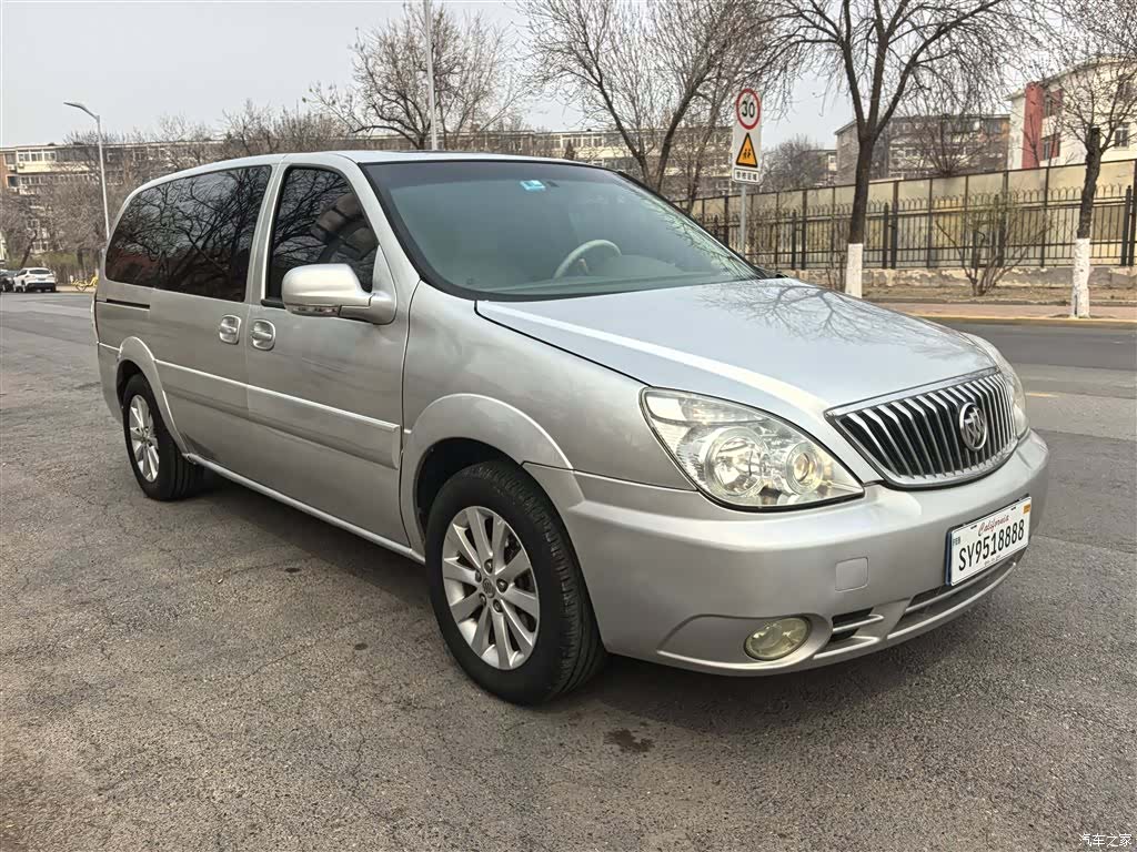 Buick GL8, 2011 3