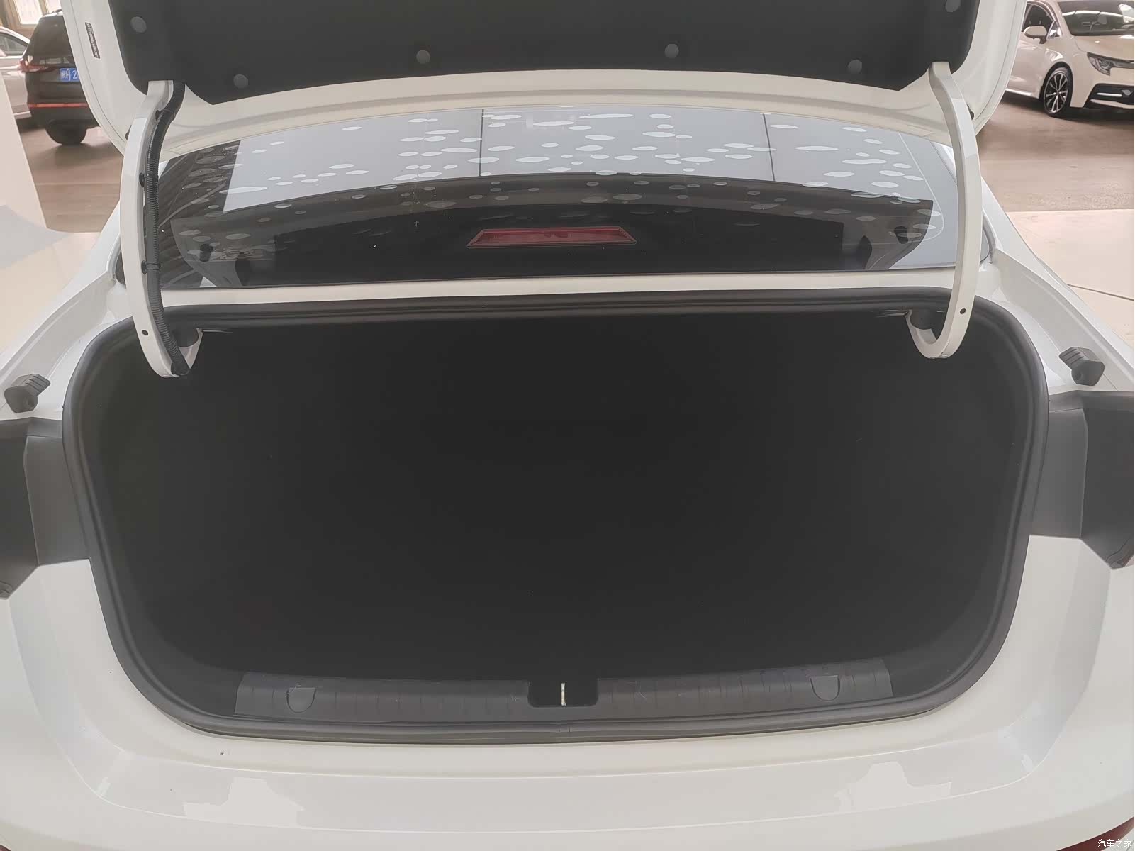 Geely Emgrand, 2022 22