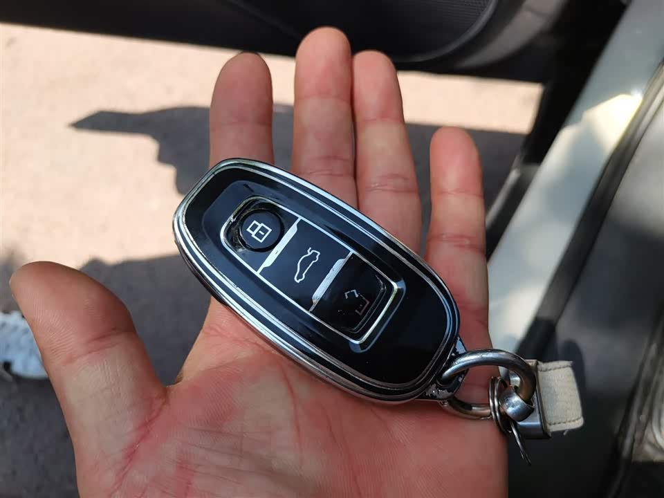Hongqi E-QM5