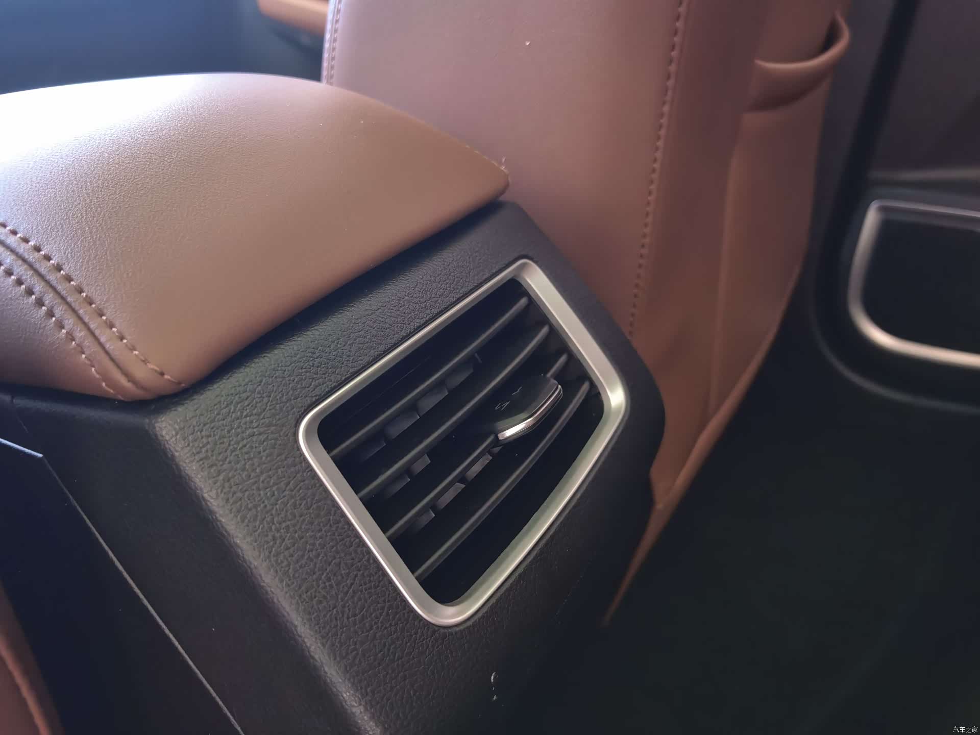 Geely X6, 2022 11