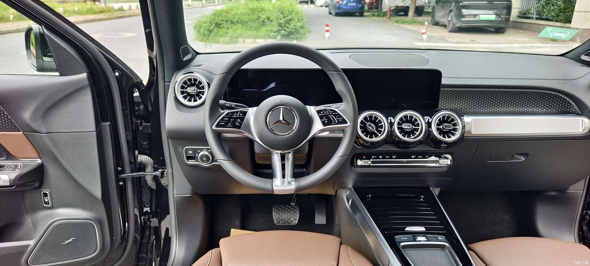 Mercedes-Benz EQB, 2026 11
