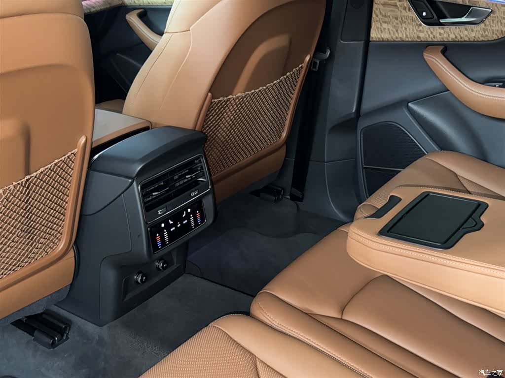 Audi Q7, 2025 7