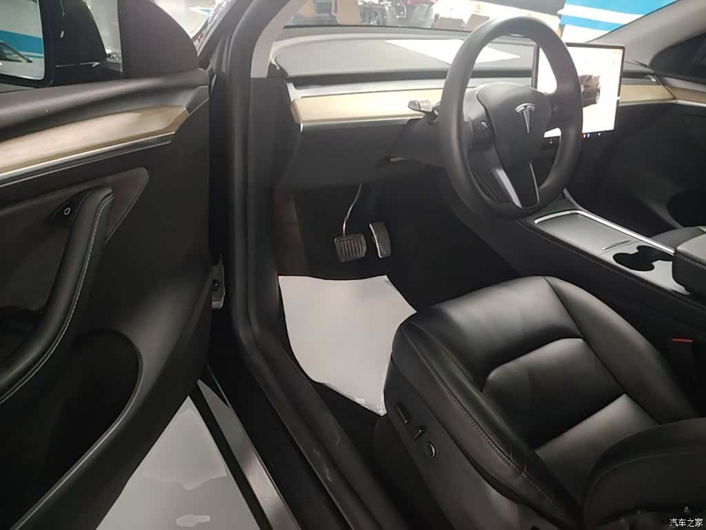 Tesla Model Y, 2023 16
